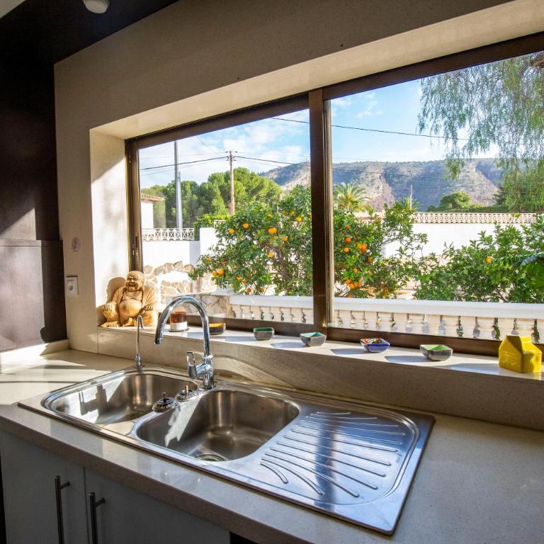 Beautiful open 3 bed apartment - Three-Bedroom Apartment - 24