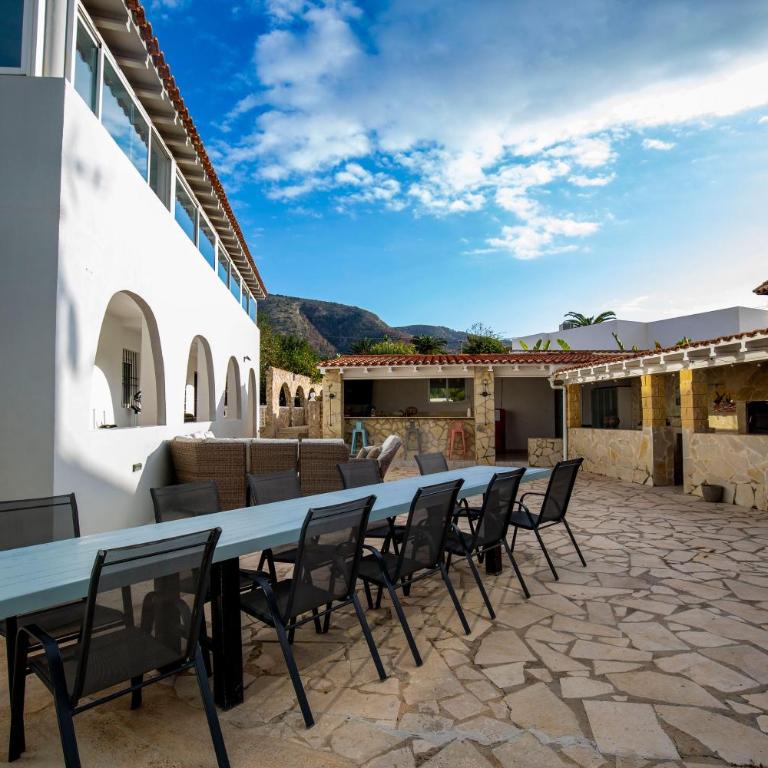 Beautiful open 3 bed apartment - Three-Bedroom Apartment - 40
