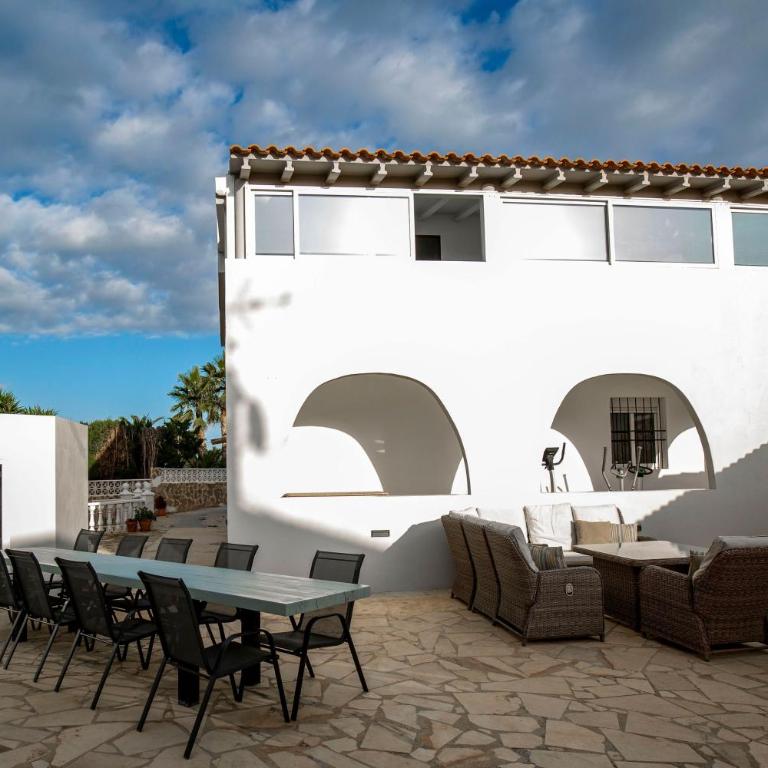 Beautiful open 3 bed apartment - Three-Bedroom Apartment - 39