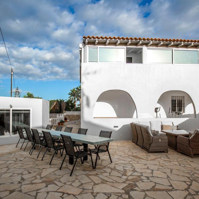 Beautiful open 3 bed apartment - Three-Bedroom Apartment - 36
