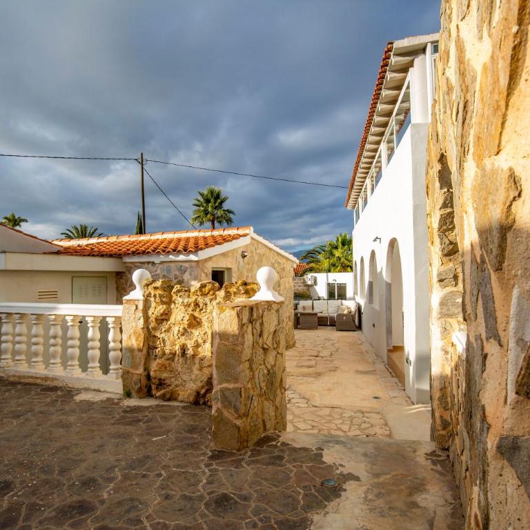 Beautiful open 3 bed apartment - Three-Bedroom Apartment - 34