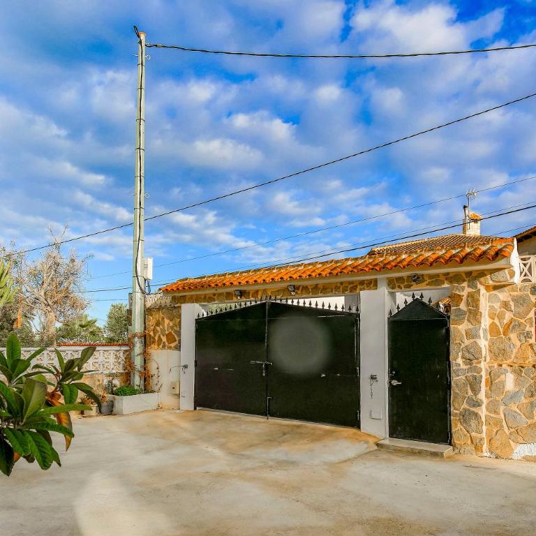 Beautiful open 3 bed apartment - Three-Bedroom Apartment - 52
