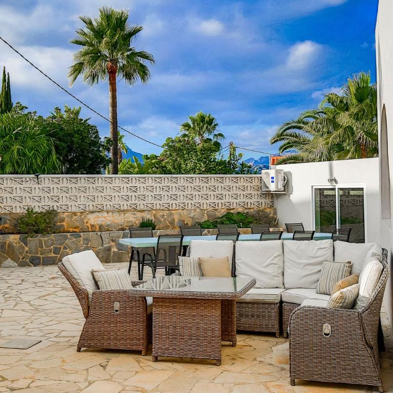 Beautiful open 3 bed apartment - Three-Bedroom Apartment - 54