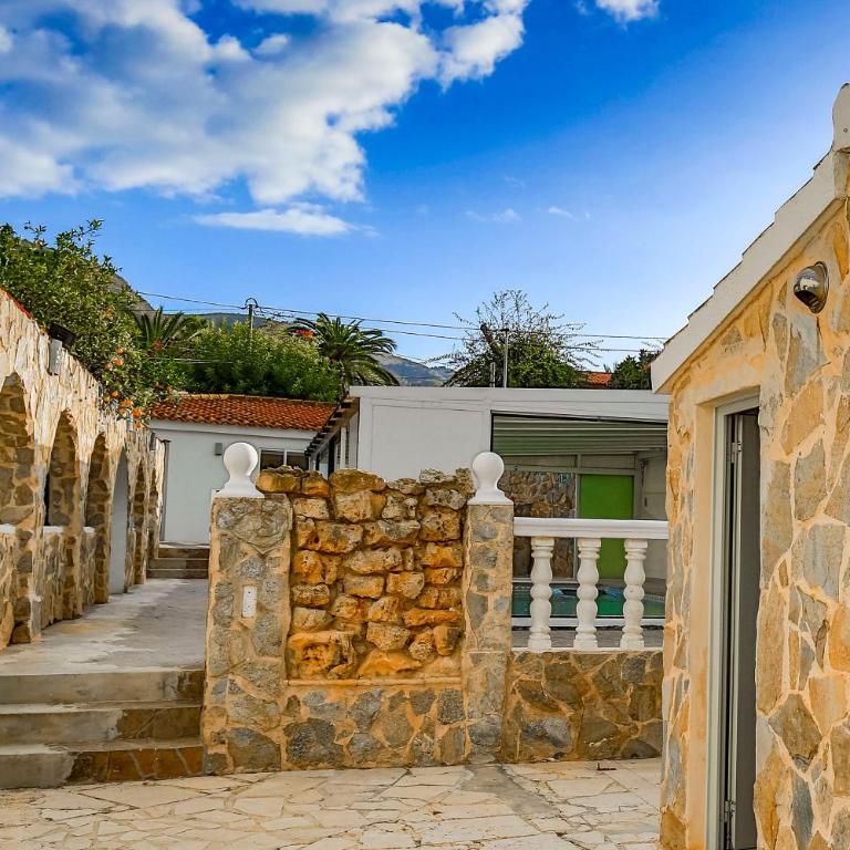 Beautiful open 3 bed apartment - Three-Bedroom Apartment - 53