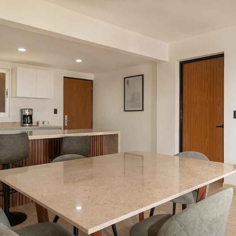 Hotel Calypso Cancun - Deluxe King Suite - 1