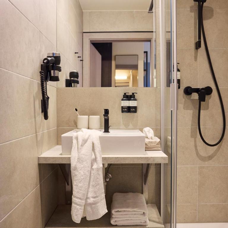 Hotel UND - smart alpine stay - Doppel-/Zweibettzimmer mit Balkon - 6