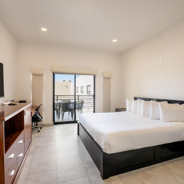 Laguna Shores Resort - King Room with Balcony - 7