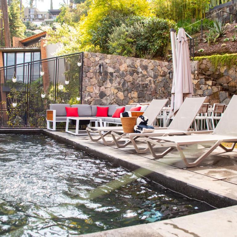 Chimenea, alberca climatizada y jacuzzi con vista al lago - Casa de 4 dormitorios - 2