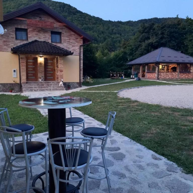 Vikendica, Bazen, Šedrvan, Rafting na Uni, Quad - Four-Bedroom House - 55
