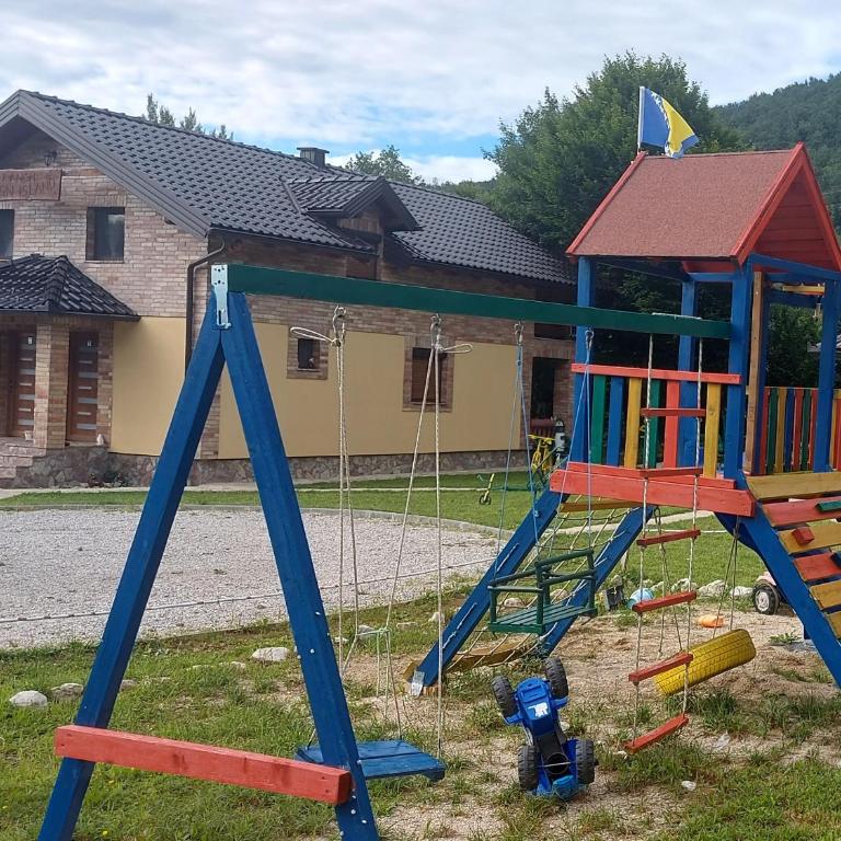 Vikendica, Bazen, Šedrvan, Rafting na Uni, Quad - Four-Bedroom House - 63