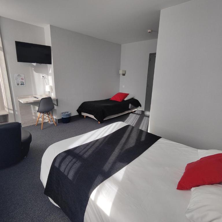 Campanile Grenoble Centre Gare - Chambre Triple avec Lit Queen-Size et Lit Simple - 3