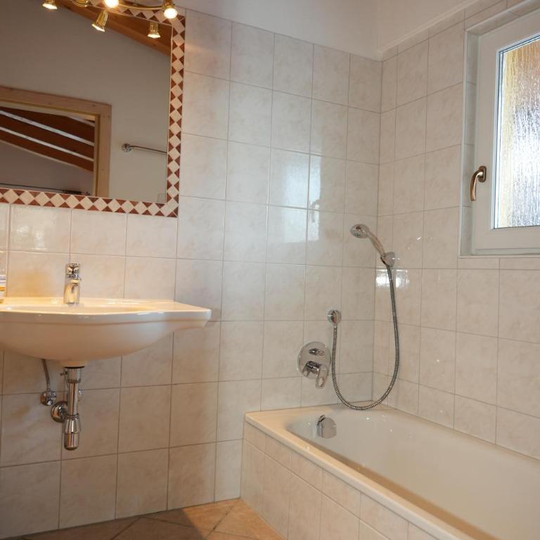 Apartmentpension Hillebrand - Three-Bedroom Apartment with Mountain View - 24
