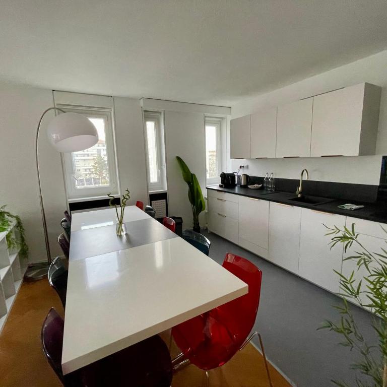 BnGo I Le Spacieux I 12 personnes, 5 chambres, 2 salles de bain, parking privé, wc séparé, wifi - Deluxe Apartment mit 5 Schlafzimmern - 39
