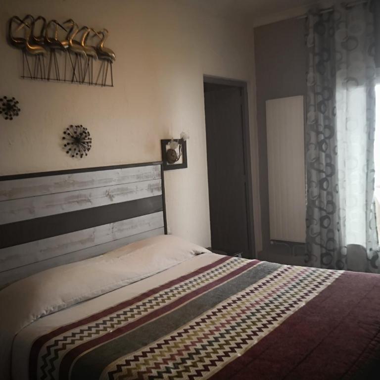 Hôtel Le Dauphin Bleu - Chambre Quadruple Confort avec Balcon et Salle de Bains - 1