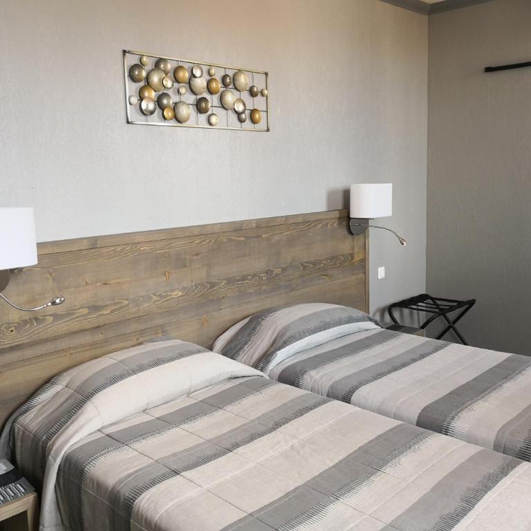 Hôtel Le Dauphin Bleu - Chambre Double Confort avec Salle de Bains - Vue sur Ville - 1