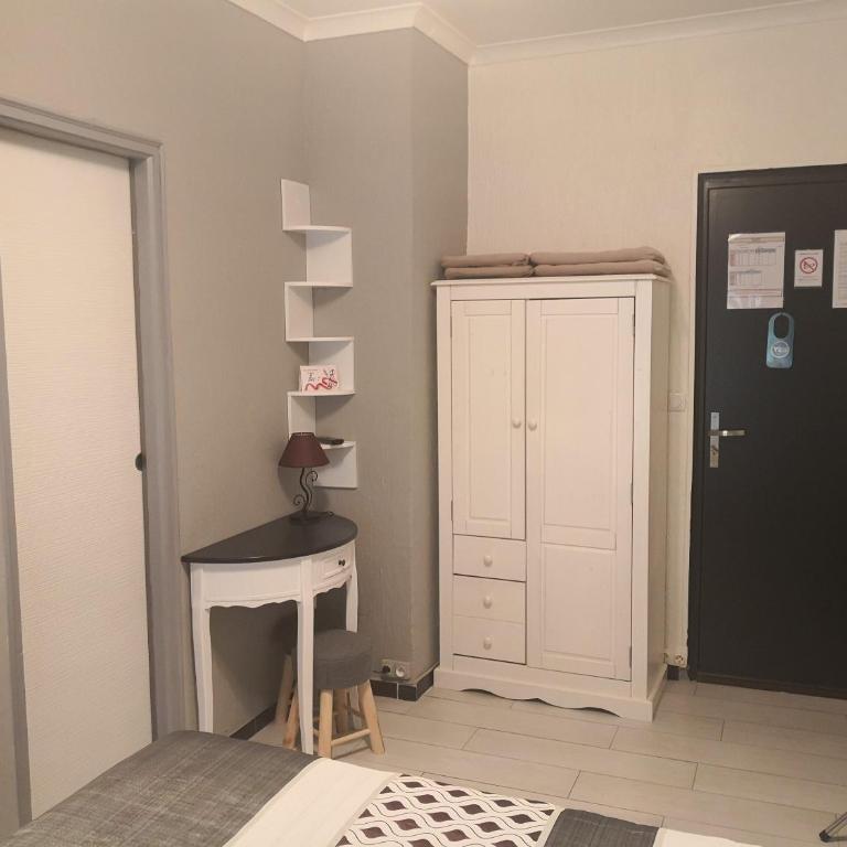 Hôtel Le Dauphin Bleu - Chambre Double Standard avec Salle de Bains et Terrasse - 1