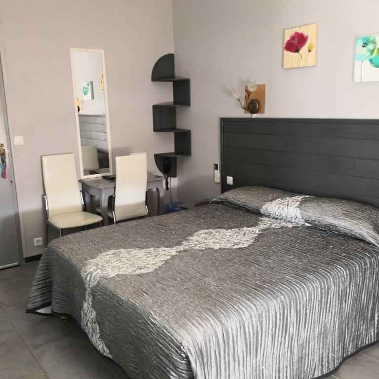Hôtel Le Dauphin Bleu - Chambre Double Confort avec Salle de Bains - Vue sur Ville - 2