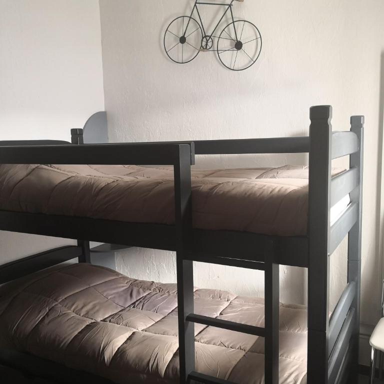 Hôtel Le Dauphin Bleu - Chambre Quadruple Confort avec Balcon et Salle de Bains - 2