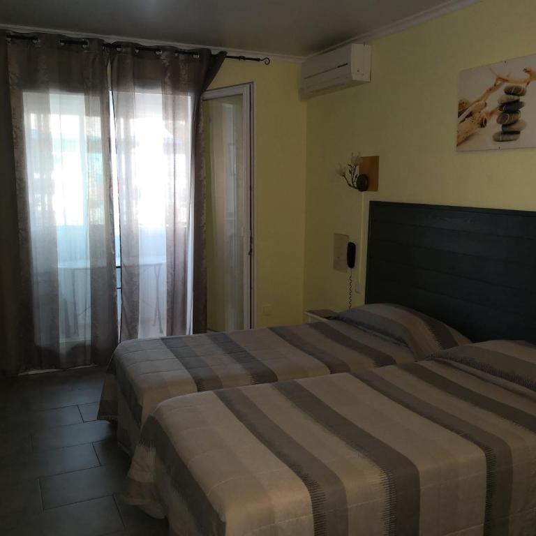 Hôtel Le Dauphin Bleu - Chambre Triple Standard avec Salle de Bains et Terrasse - 2