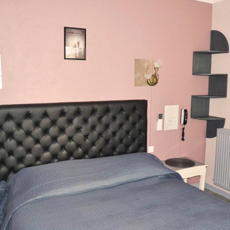 Hôtel Le Dauphin Bleu - Chambre Confort avec Salle de Bains et Terrasse - 2