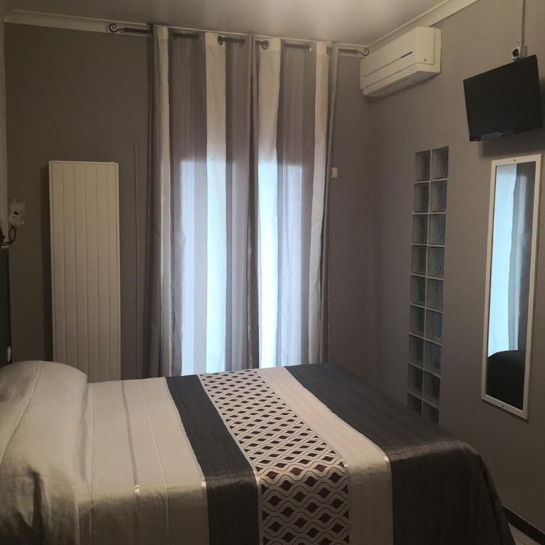 Hôtel Le Dauphin Bleu - Chambre Double Standard avec Salle de Bains et Terrasse - 2