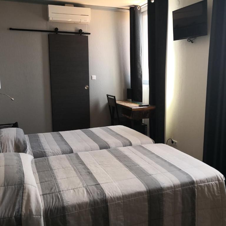 Hôtel Le Dauphin Bleu - Chambre Double Confort avec Salle de Bains - Vue sur Ville - 3