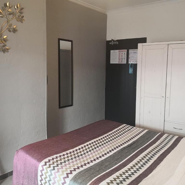 Hôtel Le Dauphin Bleu - Chambre Quadruple Confort avec Balcon et Salle de Bains - 3