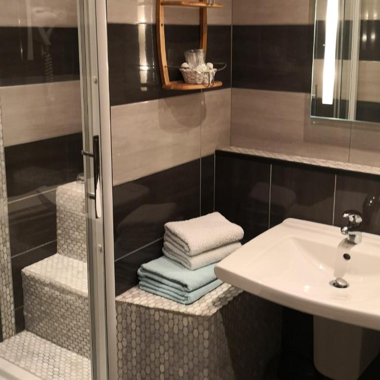 Hôtel Le Dauphin Bleu - Chambre Triple Standard avec Salle de Bains et Terrasse - 3