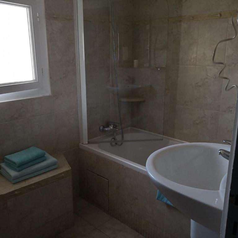 Hôtel Le Dauphin Bleu - Chambre Confort avec Salle de Bains et Terrasse - 3