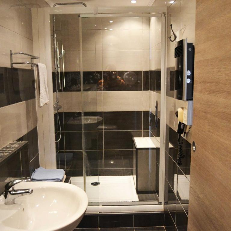 Hôtel Le Dauphin Bleu - Chambre Double Premium avec Salle de Bains et Balcon - Vue sur Mer - 3