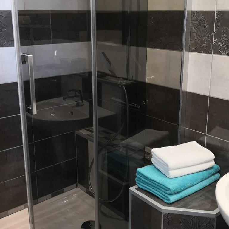 Hôtel Le Dauphin Bleu - Chambre Double Confort avec Salle de Bains - Vue sur Ville - 5