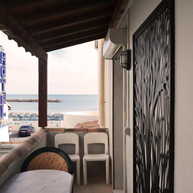 Hôtel Le Dauphin Bleu - Chambre Quadruple Confort avec Balcon et Salle de Bains - 6