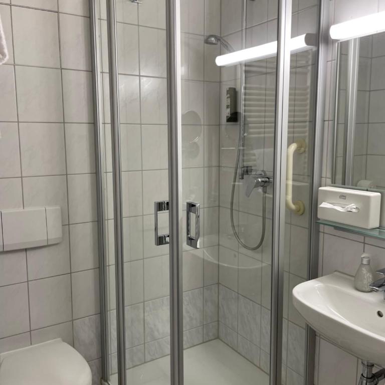 Tagungshaus Himmelspforten - Self Check-In - Standard Zweibettzimmer mit Gartenblick - 2