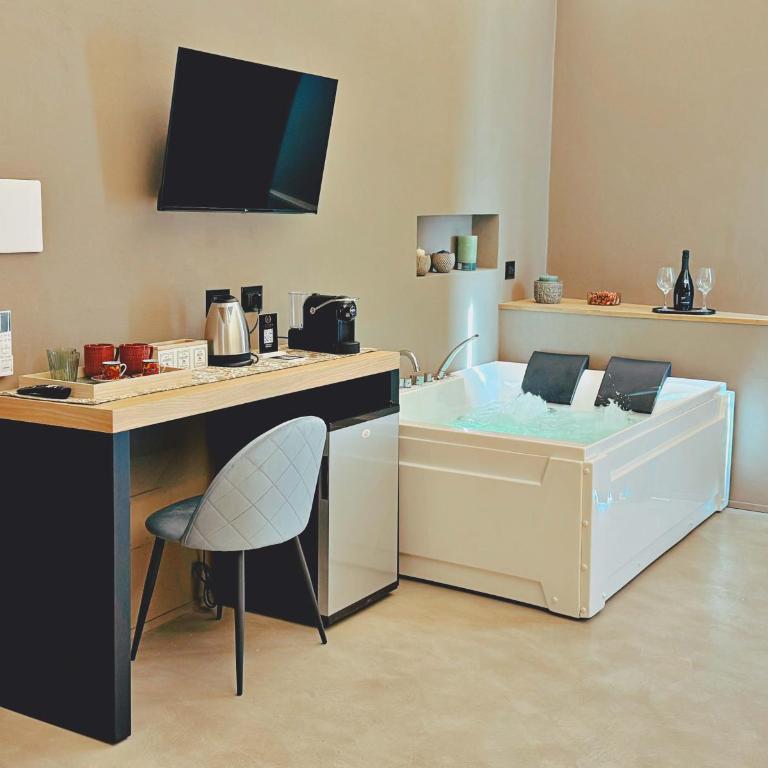 L'Opera - Luxury Apartment - Triple Room with Bath - 14