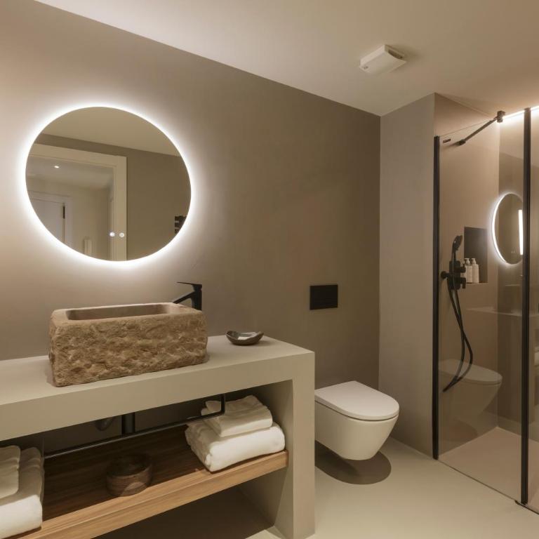 The Diagonal Sagrada by Sweett - Three-Bedroom Apartment - 13
