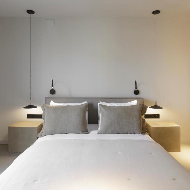 The Diagonal Sagrada by Sweett - Three-Bedroom Apartment - 15