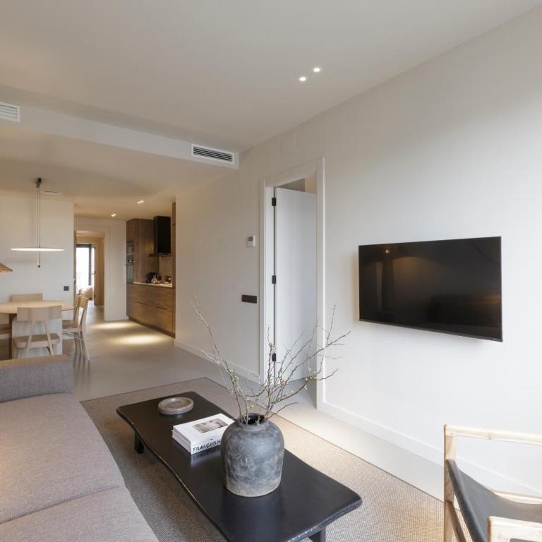 The Diagonal Sagrada by Sweett - Three-Bedroom Apartment - 7