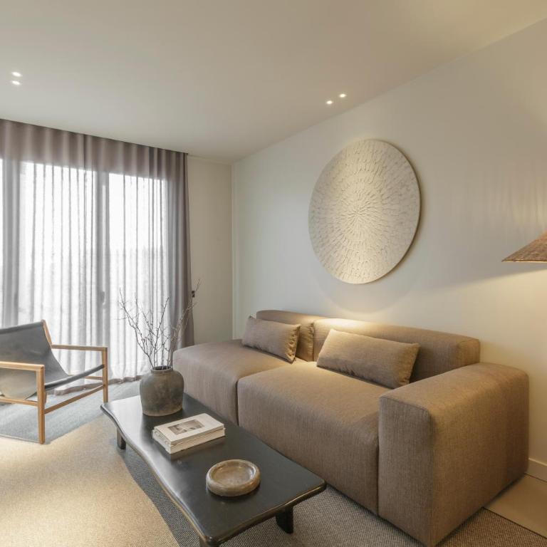 The Diagonal Sagrada by Sweett - Three-Bedroom Apartment - 3