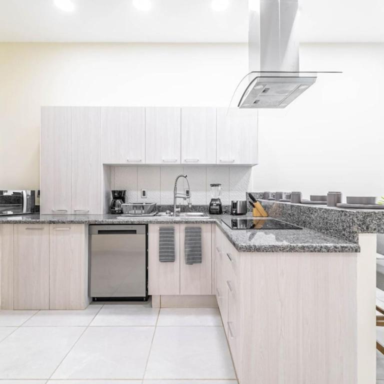 2 BD Suite with Balcony Gym Rooftop Pool - Apartment - 4