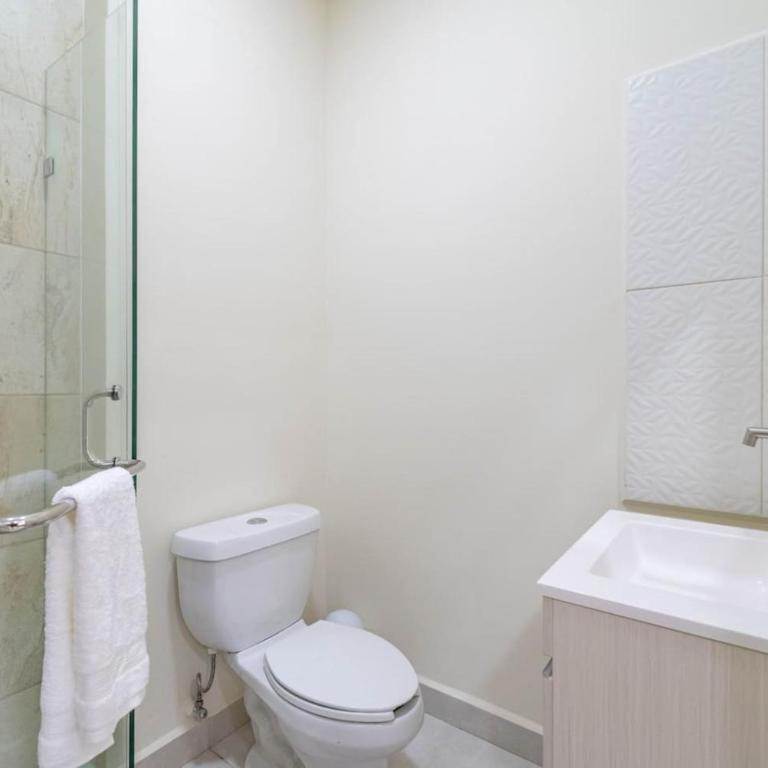 2 BD Suite with Balcony Gym Rooftop Pool - Apartment - 20