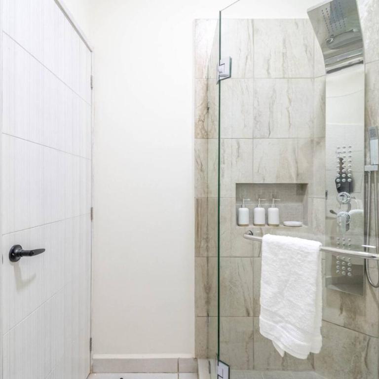 2 BD Suite with Balcony Gym Rooftop Pool - Apartment - 27