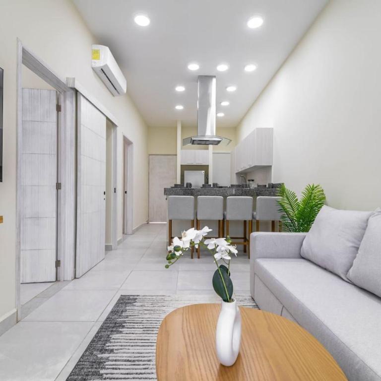 2 BD Suite with Balcony Gym Rooftop Pool - Apartment - 35