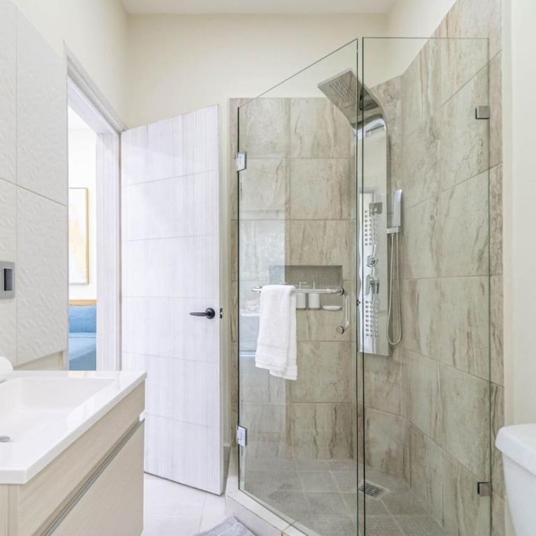 2 BD Suite with Balcony Gym Rooftop Pool - Apartment - 37