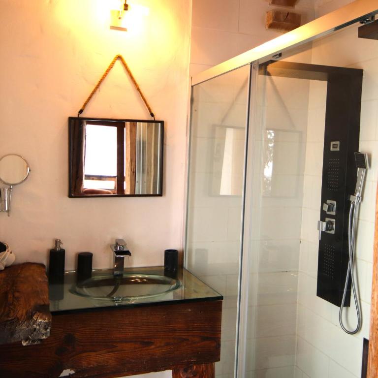Prestigious Chalet for 18 Guests, Pool & Jacuzzi, close to slopes and resort center - Chalet - 13