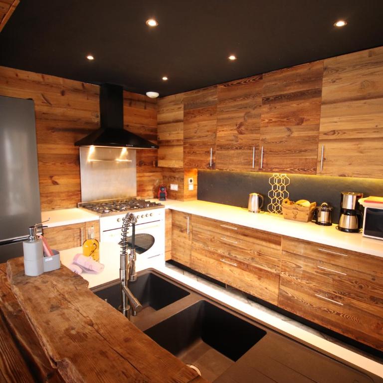 Prestigious Chalet with Pool & Hot tub, Mountain Views for 19 Guests - Superior Chalet - 17