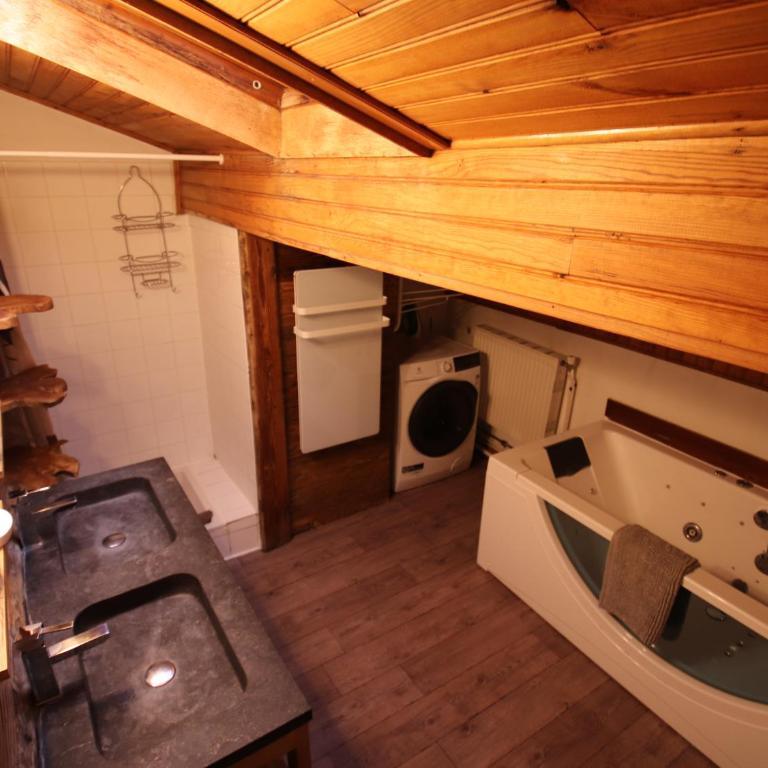 Spacious Chalet 16/18 Guests w/Slope View, Jacuzzi et Sauna - Chalet - 10