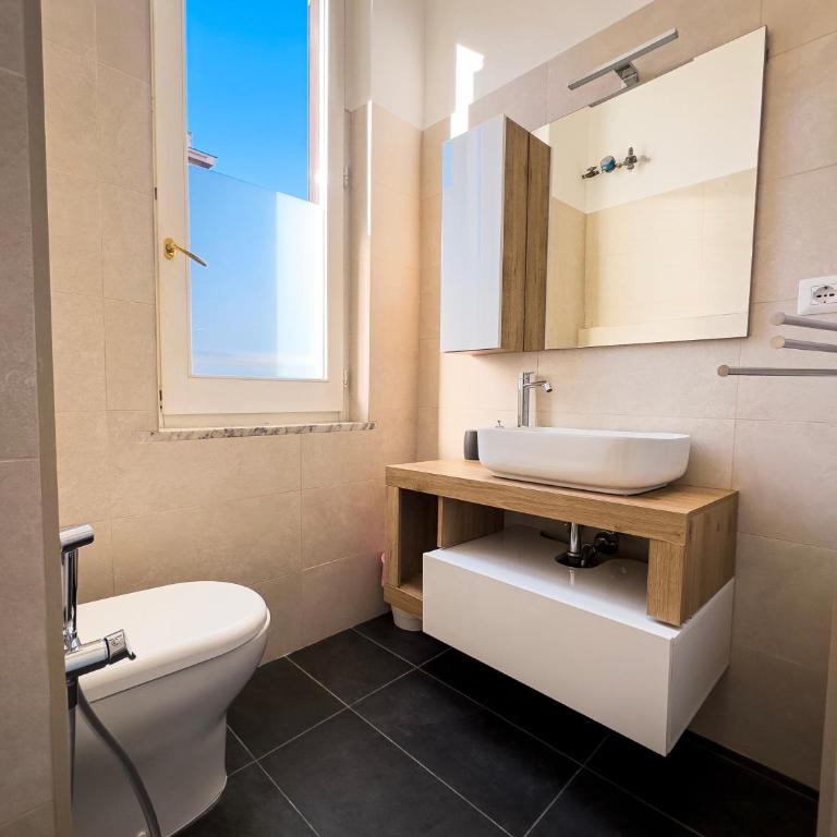 Laura's Rooms - Double or Twin Room with Private Bathroom - 2