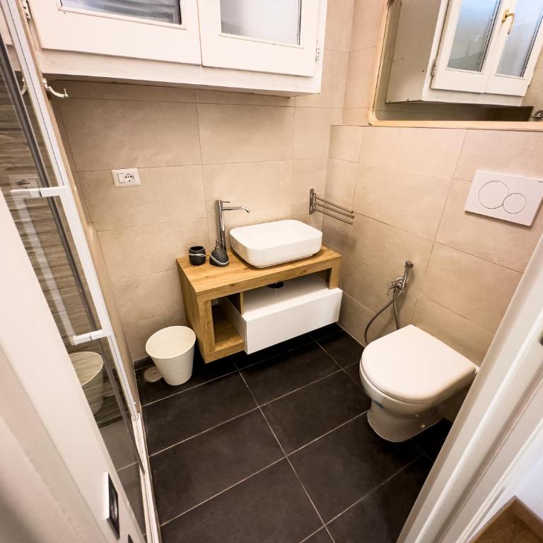 Laura's Rooms - Double or Twin Room with Private Bathroom - 5
