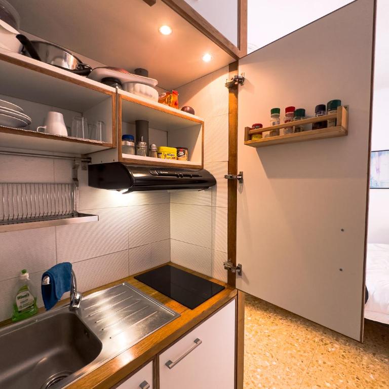 Laura's Rooms - Double or Twin Room with Private Bathroom - 2