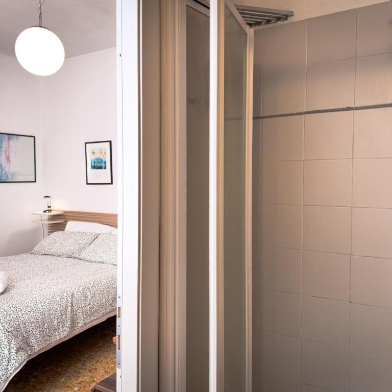 Laura's Rooms - Double or Twin Room with Private Bathroom - 5